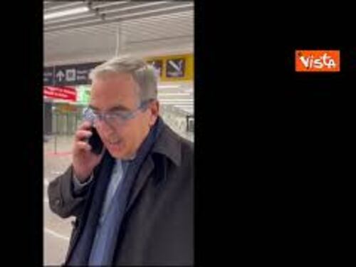 Il video virale di Gasparri in aeroporto prima del referendum: Domenica e lunedì tutti a votare Sì