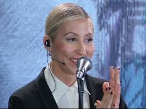 L'emozionante performance di Malika Ayane con la sua "Ricomincio da qui" al Quirinale per l'8 marzo