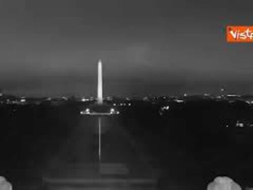 Ecco la nuova Reflecting Pool del Lincoln Memorial di Washington restaurata e dipinta di blu