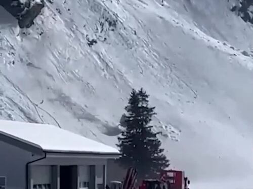 Svizzera, una cabina dell'ovovia precipita per il vento