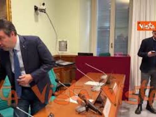Amico Mio, il saluto di Salvini prima dell’inizio della conferenza stampa alla Camera