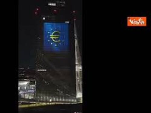 La bandiera della Bulgaria sul Palazzo della Bce a Francoforte per l'ingresso nell'Euro