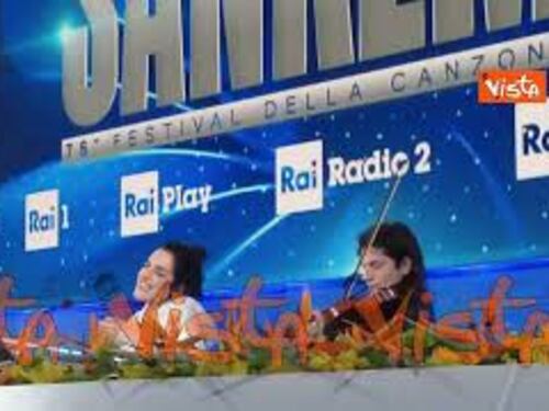 Levante canta il ritornello della sua canzone durante la conferenza stampa