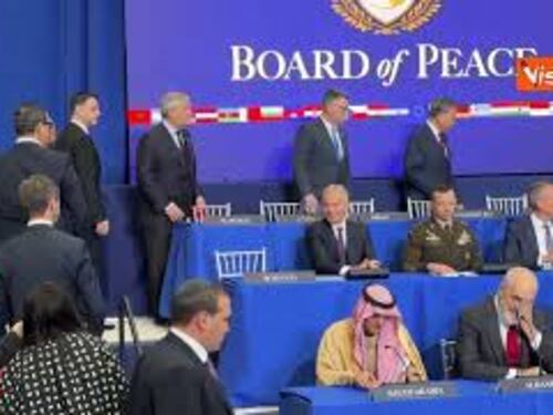 Apertura del Board of Peace, l'arrivo di Tajani e degli altri leader con berretto MAGA in mano