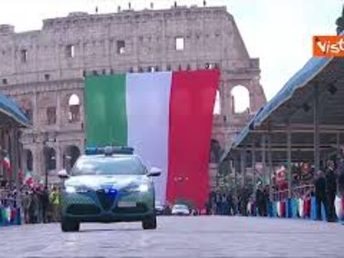 2 giugno, Mattarella e Crosetto arrivano in via dei Fori Imperiali scortati da Carabinieri a cavallo