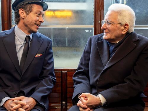 Milano-Cortina 2026, Mattarella sul tram condotto da Valentino Rossi