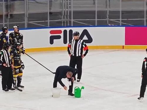 "Un buco sulla pista di hockey sul ghiaccio delle Olimpiadi"