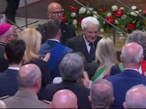 Standing Ovation per Mattarella dopo il suo discorso al teatro Feronia