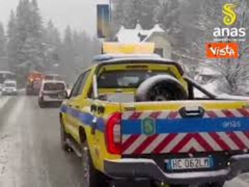 Forte nevicata sulla Statale 51 vicino Belluno, in corso operazioni Anas per pulire la strada