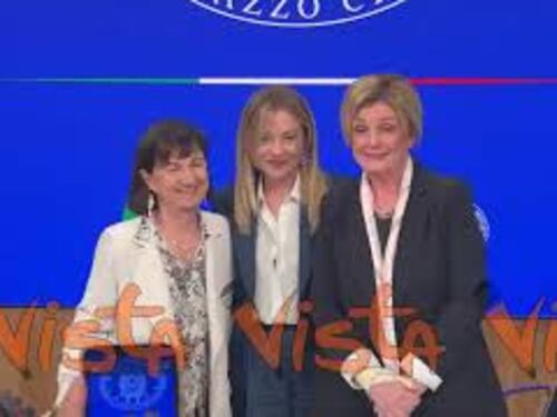 Meloni ai cronisti al termine della conferenza stampa: 'Vi ringrazio e arrivederci' e batte le mani