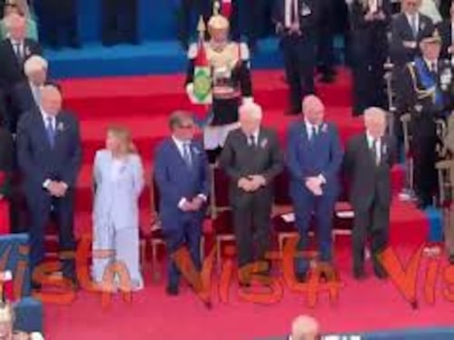 Un gigantesco tricolore portato da tutti i reparti per chiudere la Parata del 2 Giugno