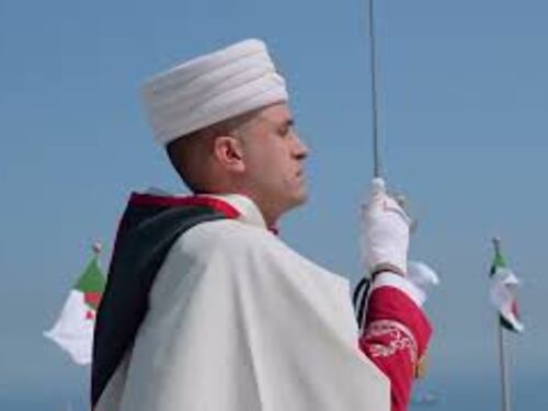 Meloni depone una corona al Monumento del Martire ad Algeri
