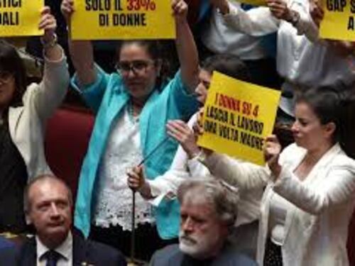 Flash mob M5S con cartelli in Aula su divario genere e occupazione femminile
