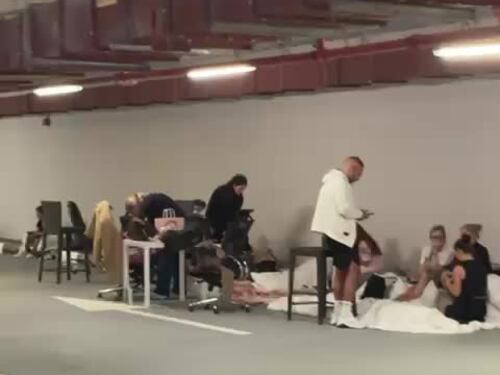 A Dubai le persone si rifugiano in edifici sicuri per timore di altri attacchi iraniani