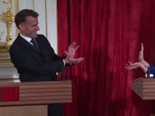 Emmanuel Macron e la prima ministra giapponese Takaichi imitano l'onda energetica di Dragon Ball