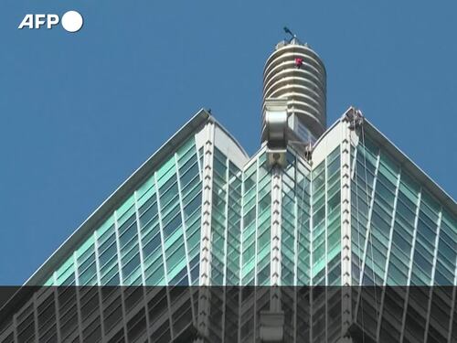 Il climber Alex Honnold scala il grattacielo Taipei 101 in free solo