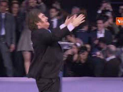 il Presidente argentino Milei sale sul palco dell'Economic Forum di Madrid come una 'rockstar'