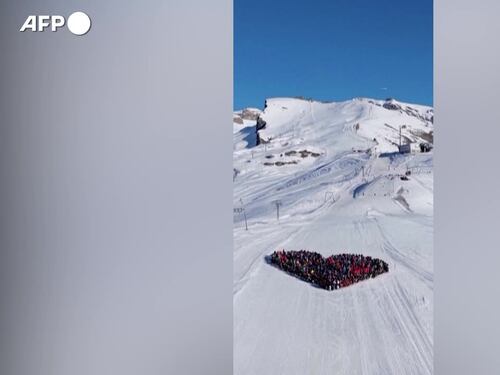 L'omaggio sulla pista da sci alle vittime di Crans-Montana