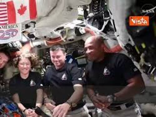 Silenzio imbarazzante durante chiamata tra astronauti della Artemis e Trump: Si sono ancora qui