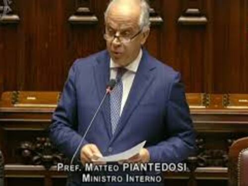 Scontri Torino, Piantedosi: Chi partecipa a cortei con delinquenti rischia di favorire impunità