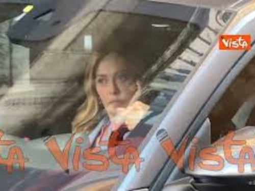 Meloni esce dal Senato e saluta il direttore di Agenzia Vista Alexander Jakhnagiev a fine seduta