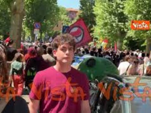 Tamburi e striscione 'Buon Venticinque aprile' al corteo del 25 aprile a Roma