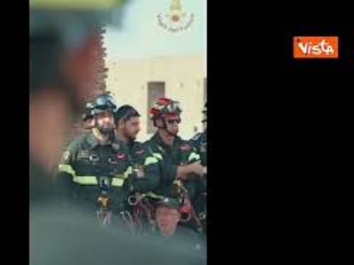 Tricolore da 2000 mq sul Colosseo, i Vigili del Fuoco lo dispiegano per la Festa del 2 giugno