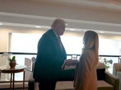 Meloni incontra Trump al G7 di Evian. Le immagini del bilaterale e la stretta di mano tra i due