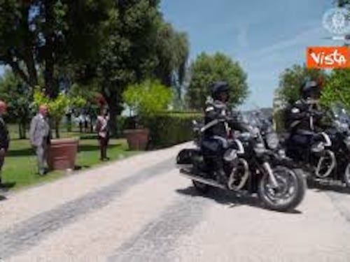 Meloni 'saluta' il cane Briciola, mascotte dei Carabinieri