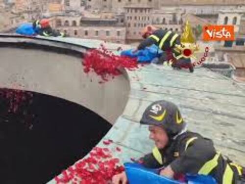 Pioggia di petali di rose al Pantheon per la Pentecoste, il video dei Vigili del Fuoco del 2024
