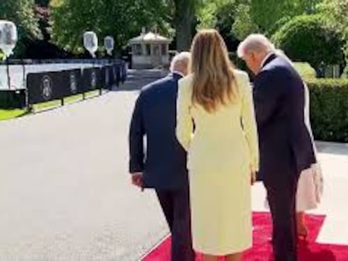 'Braccio di ferro' tra Carlo e Trump durante la stretta di mano all'arrivo dei reali a Casa Bianca
