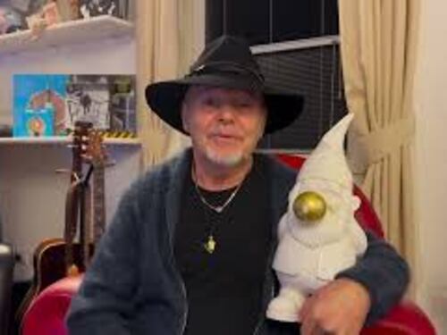 Gli auguri di Vasco Rossi con in braccio uno gnomo: Brindiamo al nuovo anno
