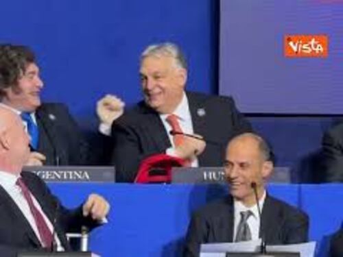 Board of Peace, Milei e Orban scherzano tra i banchi facendo il karaoke con i microfoni
