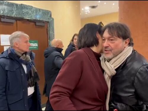 Il video che "smaschera" Ranucci: bacia Schlein all'evento per il No