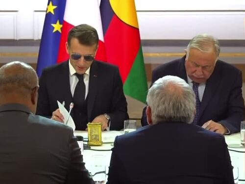Macron col "nuovo" look: "È una cosa innocua"