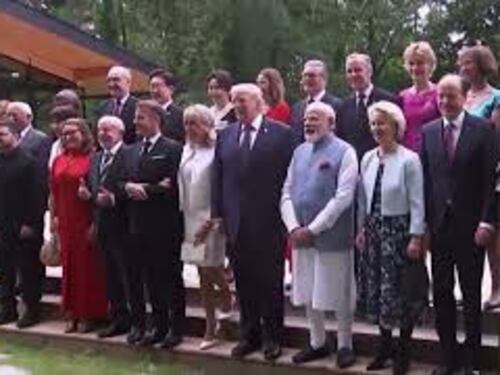 Modi aiuta Trump a salire lo scalino per una foto di gruppo con i leader al G7
