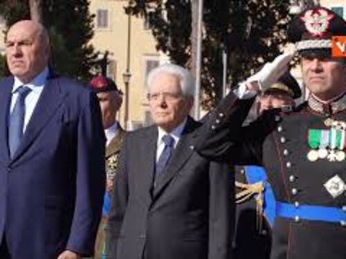 Onori militari all'arrivo di Mattarella all'Altare della Patria per 81° anniversario Liberazione