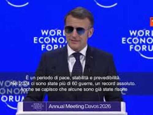 Macron scherza a Davos: È un periodo di pace, stabilità e prevedibilità