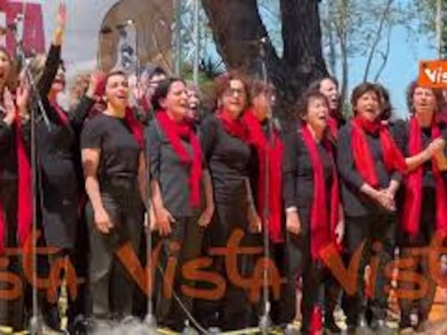 Coro 'Inni e canti di lotta' sul palco della manifestazione del 25 aprile a Parco Schuster a Roma