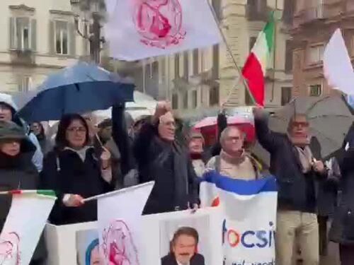 Iran, a Torino i "compagni del pianeta rosso" disertano la piazza - Il video