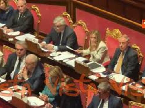 Meloni prende appunti durante interventi in Senato dopo informativa su crisi Iran