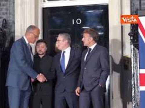 Spunta 'Larry The Cat' il gatto di Downing Street al vertice tra Zelensky, Merz, Starmer e Macron