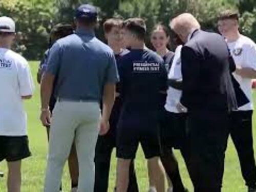 Trump insegna la 'Trump Dance' a un gruppo di ragazzi alla Casa Bianca