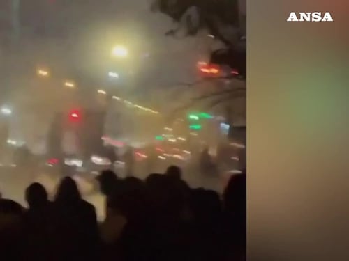 Teheran, la protesta non si spegne: manifestanti ancora in strada nonostante la repressione