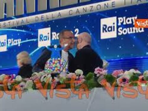 Carlo Conti, premiato nella sua ultima conferenza stampa, saluta Bruno il pescatore