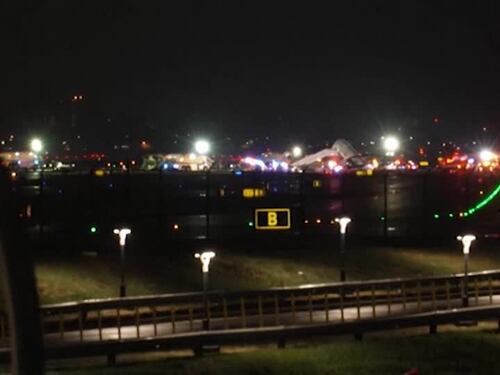 New York, aereo contro mezzo vigili del fuoco all'aeroporto LaGuardia - VIDEO