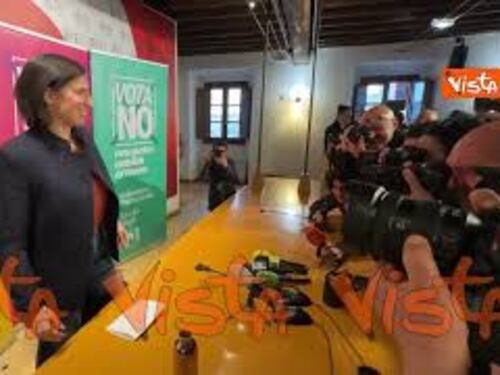 Applausi all’arrivo di Elly Schlein al Pd per conferenza dopo vittoria al Referendum