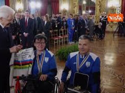 Mattarella riceve atleti paralimpici, l'abbraccio al Quirinale