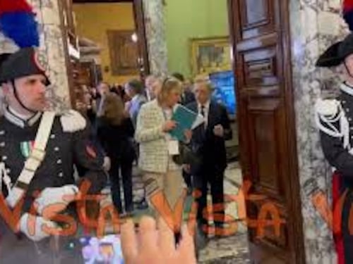 Mario Draghi esce dalla sala di Palazzo Koch dopo la relazione annuale di Bankitalia