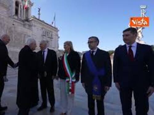 Giornata Unità d'Italia, il passaggio delle Frecce Tricolori sopra l'Altare della Patria
